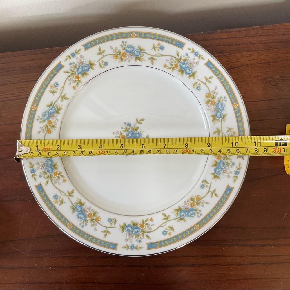 Four Crown China Barclay 519 dinner plate - Picture 2 of 3